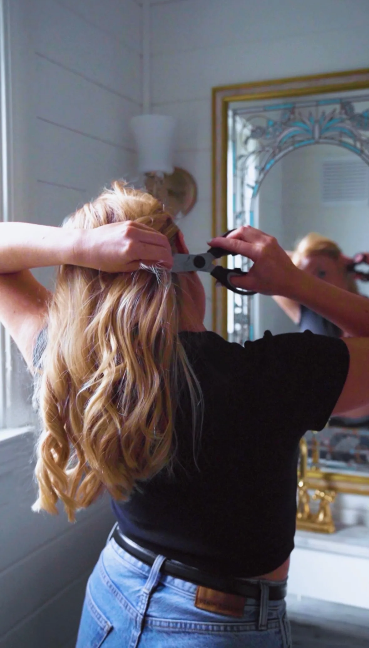 Our skin-focused nutritionist taking a hair sample