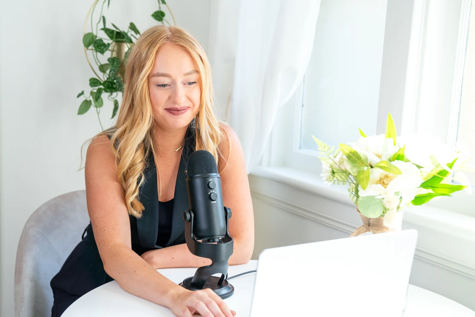 our skin-focused nutritionist in a client meeting